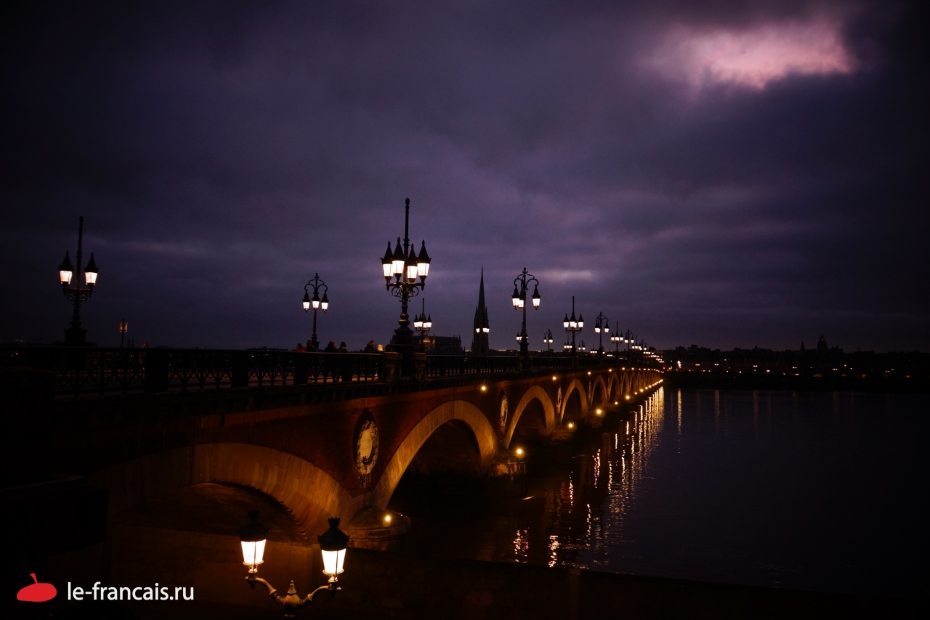 Естьв этом мосту что-то неуловимо притягательное. Фото: Илья Думов, le-francais.ru